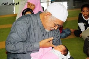 Hikmah Luar Biasa di Balik Sunnah Tahnik Bayi - Kumpulan ...